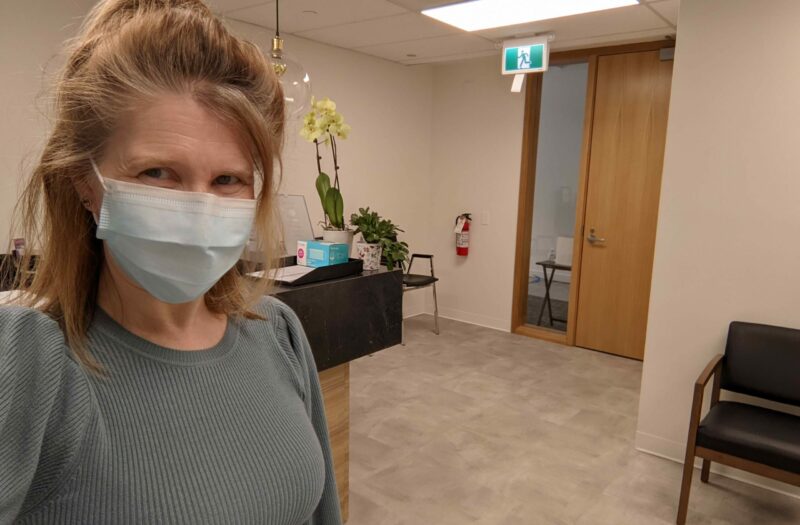 Photo de JG Chayko, une patiente atteinte de polyarthrite rhumatoïde, portant un masque dans le cabinet du médecin pour lequel elle travaille en tant que personnel de première ligne pendant la pandémie de COVID-19.