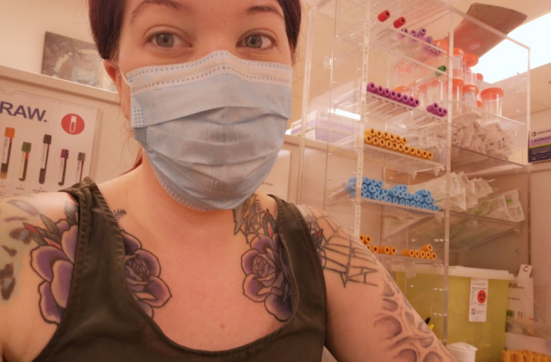 Une photo d’Eileen Davidson, défenseuse des droits des patients, portant un masque.